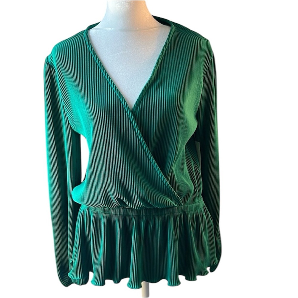 NWT ON 34TH Peplum Party Top size medium Green Surplice‎ Neck